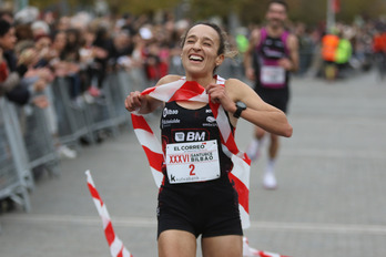 Kaoutar Boulaid, corredora del Bilbao Atletismo, se ha impuesto este domingo en la XXXVI Carrera Internacional Desde Santurtzi a Bilbo