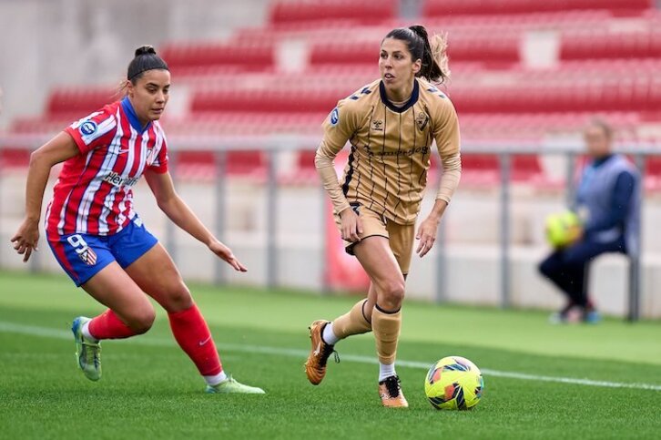 Patri Ojeda conduce el balón perseguida por Sheila Guijarro.