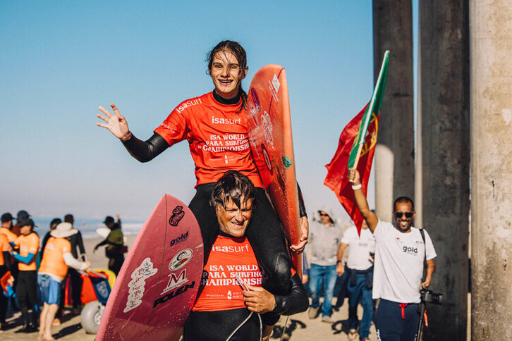 Marta Paço surflari portugaldarrak jaiotzez itsua da, hala ere jaio zenetik ura maite zuen. 