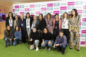 Algunas de las participantes en el Congreso Internacional posan juntas antes de su inicio.