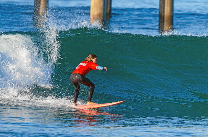 Marta Paço surflari portugaldarrak jaiotzez itsua da, hala ere jaio zenetik ura maite zuen.