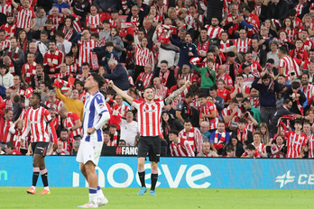 Las dos caras del derbi. Sancet celebra su gol con la grada y Javi López se lamenta por no haberlo evitado.