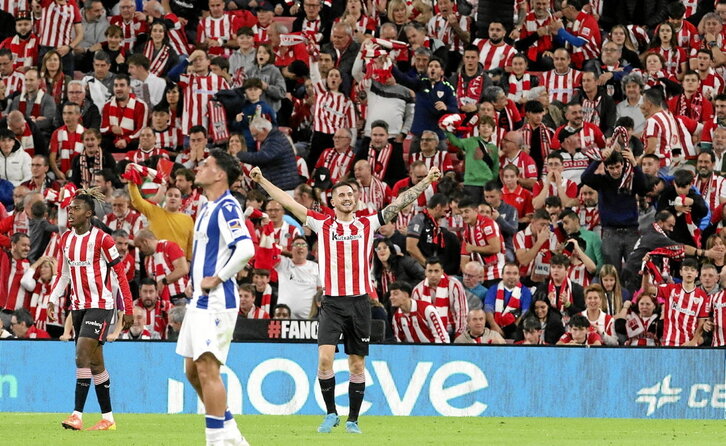 Las dos caras del derbi. Sancet celebra su gol con la grada y Javi López se lamenta de su falta de contundencia.