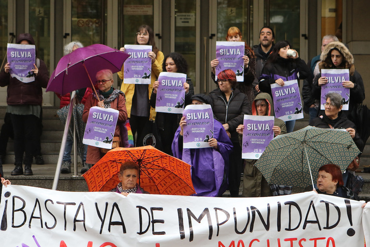 Concentración bajo el lema ‘Silvia no estas sola’ ante el Palacio de Justicia de Bilbo.