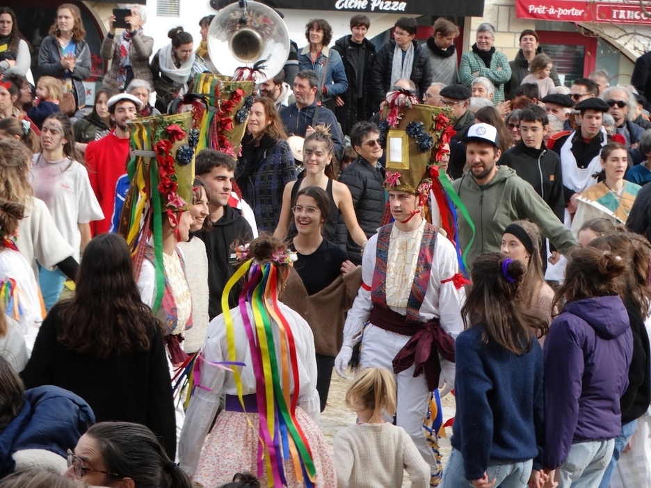 Gazte amikuztarrek Donapaleuko plaza libertitu zuten otsailaren 18an.