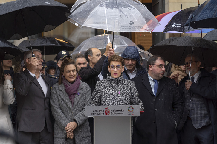 La lehendakari María Chivite, dando lectura al manifiesto conjunto del Gobierno y Parlamento navarro.