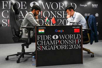 Gukesh, con blancas, y Ding Liren, con negras, frente a frente en el tablero del Mundial de Ajedrez.