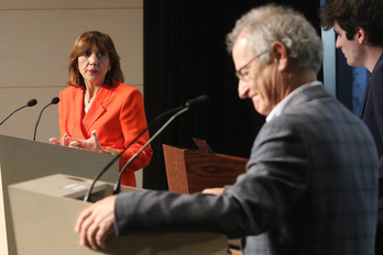 Eva Ferreira eta Joserramon Bengoetxea, aurrez aurrez, izan zuten debatean.