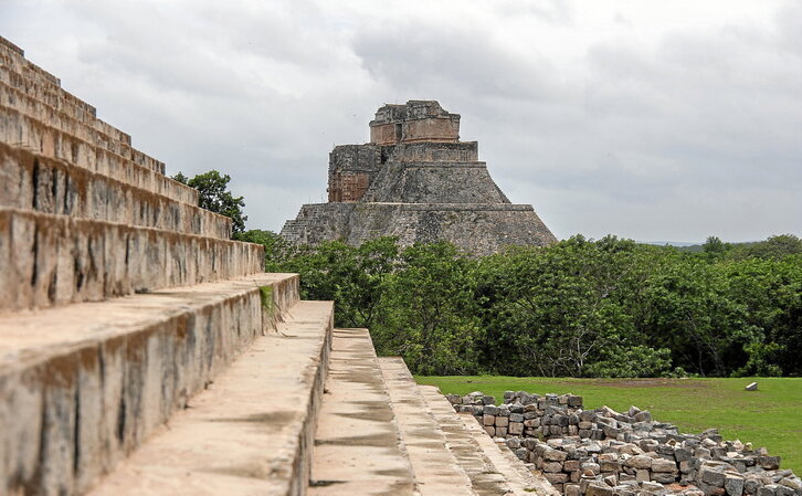 “Pirámide del Adivino”-ren panoramika, Gobernadorearen Jauregiaren eskaileretatik ikusita, Uxmal-en. (Xabier BAÑUELOS)