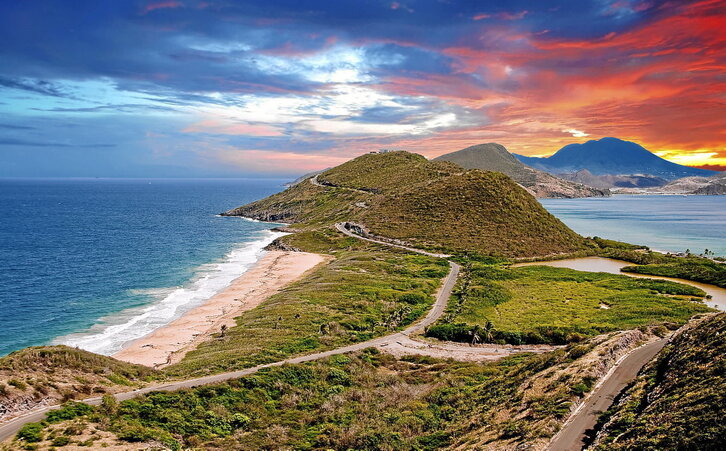 St Kitts uhartearen hegoaldean ia Neviseraino doan penintsula dago, hondartza ederrekin. (Darryl BROOKS | GETTY IMAGES)