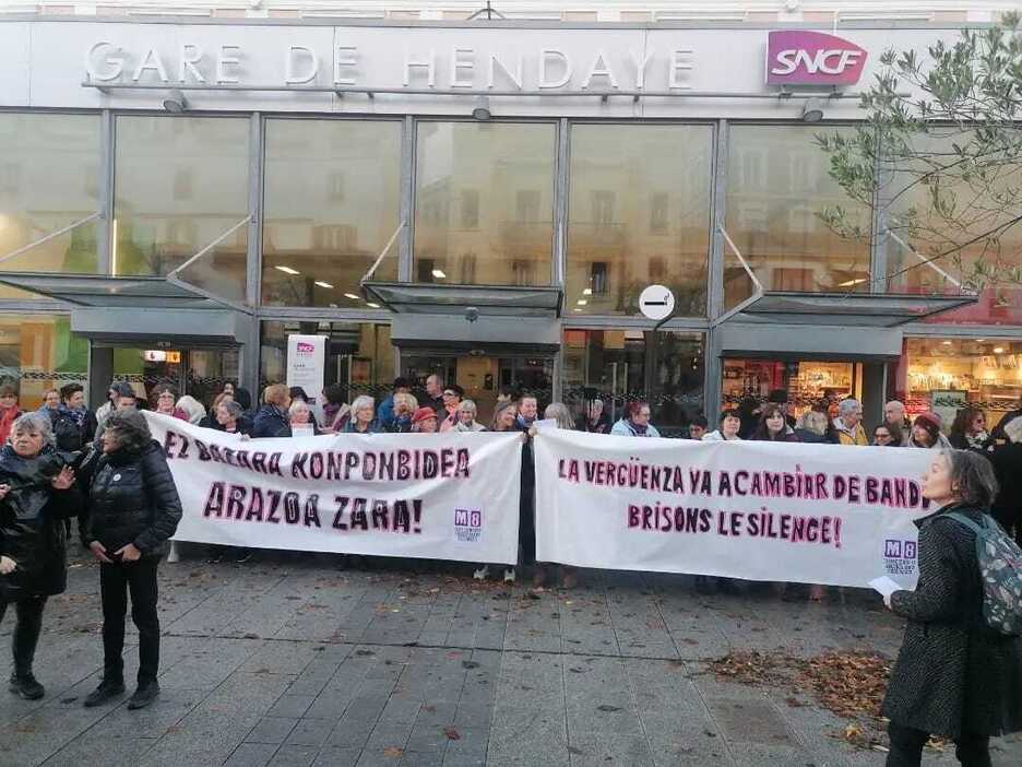 Hendaiako tren geltokiaren aurrean, M8 Asanblada Feminista Bidasoak elkarretaratzea eta performance bat egin ditu.