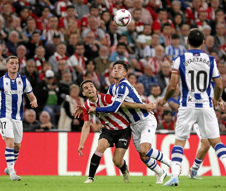 Ruiz de Galarreta y Zubimendi pelean por un balón en el derbi de San Mamés.