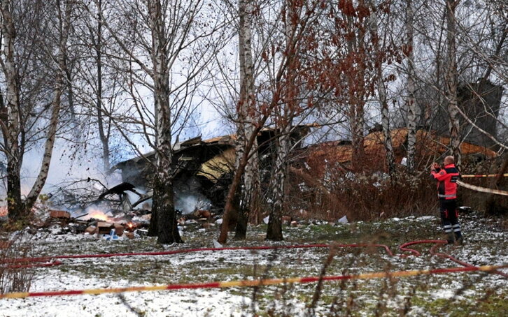 Restos del avión de carga tras estrellarse.