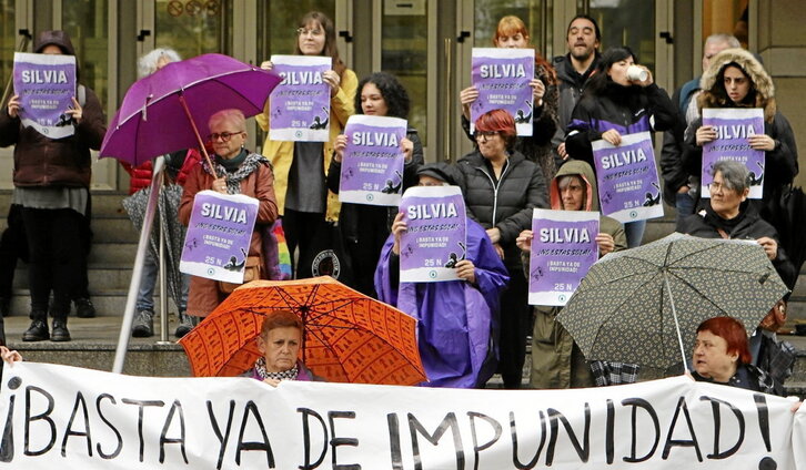 Concentración de SOS Racismo Bizkaia, ayer ante el Palacio de Justicia de Bilbo.