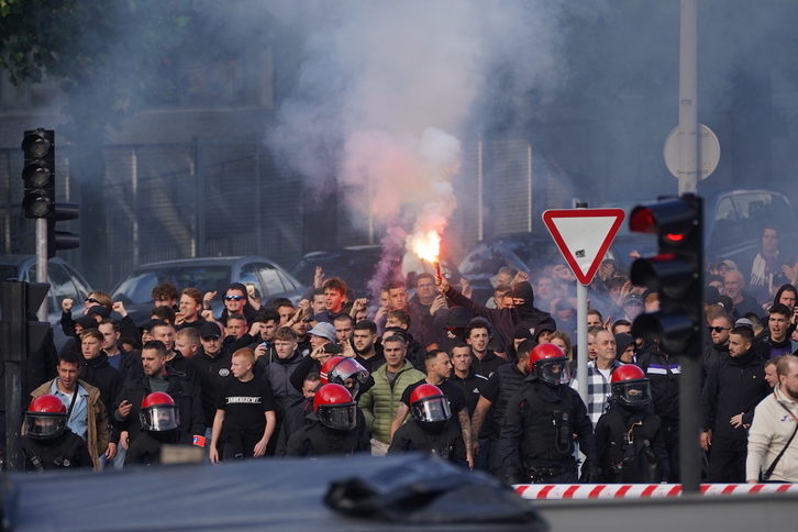 Hinchas del Anderlecht se acercan al estadio rodeados por agentes de la Ertzaintza.