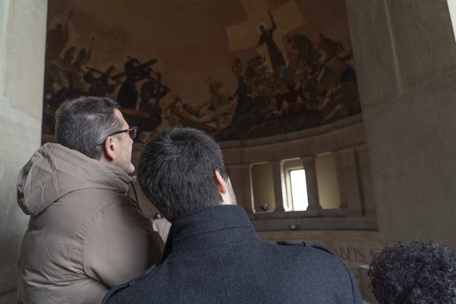 Javier Lecumberri (PSN) y Carlos Guzmán (Contigo-Zurekin) observan la pintura de san Francisco de Javier.