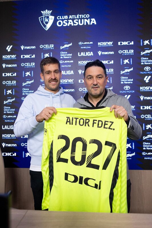 Aitor Fernández, con Braulio Vázquez en la presentación de la renovación.