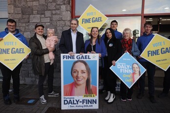 Simon Harris, primer ministro irlandés y líder de Fine Gael, con diputados y seguidores del partido.