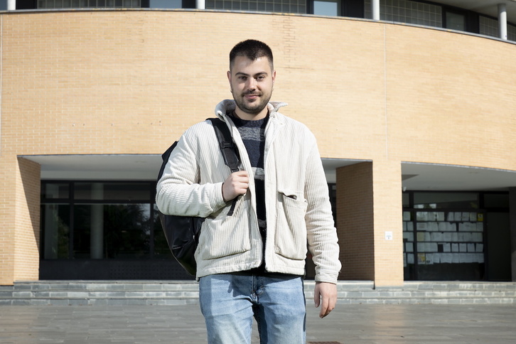 Ander Loyola, portavoz de EH Bildu, ante la escuela infantil Paquita Ansa.