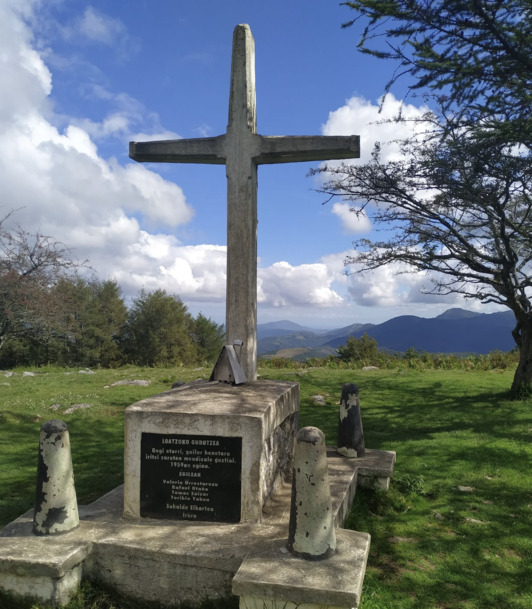 La cruz del monte Loatzo, en la zona de Tolosaldea, erigida en 1959.