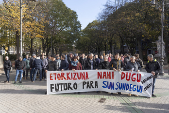 Concentración del comité de empresa frente al Parlamento navarro.