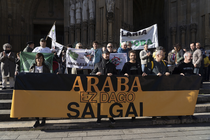 Protesta organizada por Araba Bizirik en respuesta a Araba Berriztu.