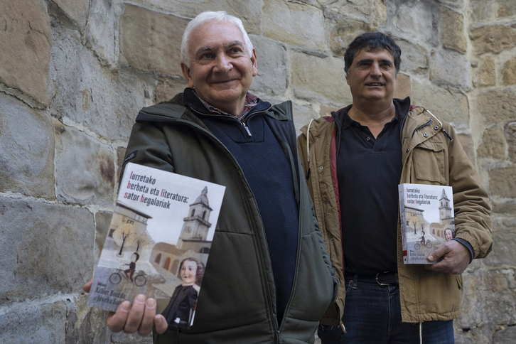 Joseba Sarrionandiak eta Xabier Bovedak Iurretako ondare literarioari buruzko liburua aurkeztu dute.