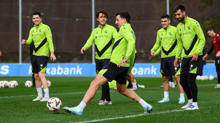 Mikel Oyarzabal toca el balón durante uno de los entrenamientos de esta semana.