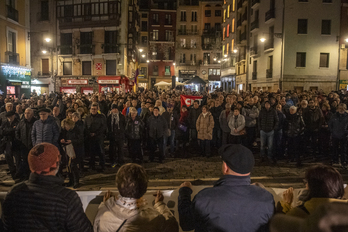 Varios cientos de personas, convocados por memorialistas, defienden el derribo de Los Caídos. 