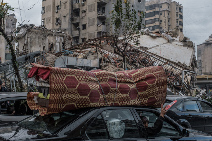 Residentes vuelven a los barrios del sur de Beirut tras el alto el fuego. 