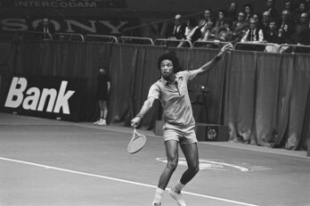 Arthur Ashe, durante un partido en Rotterdam.