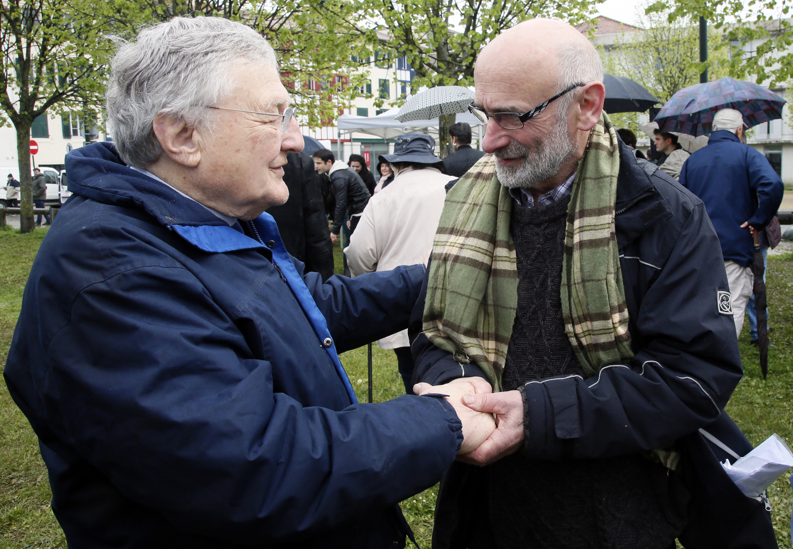 El reverendo irlandés saluda al artesano de la paz Michel Berhokoirigoin en el primer aniversario del desarme de ETA. (Bob EDME)