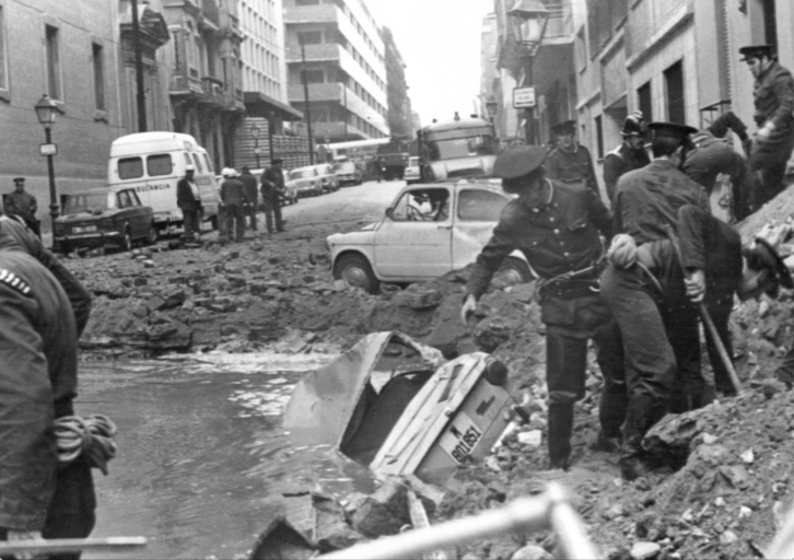 Madrilgo Polizia, Carrero Blancoren kontrako atentatuak eragin zituen kalteak aztertzen.