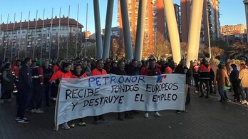 Los trabajadores de Petronor se han concentrado enfrente del BEC, donde se ha desarrollado la convención anual de la empresa.