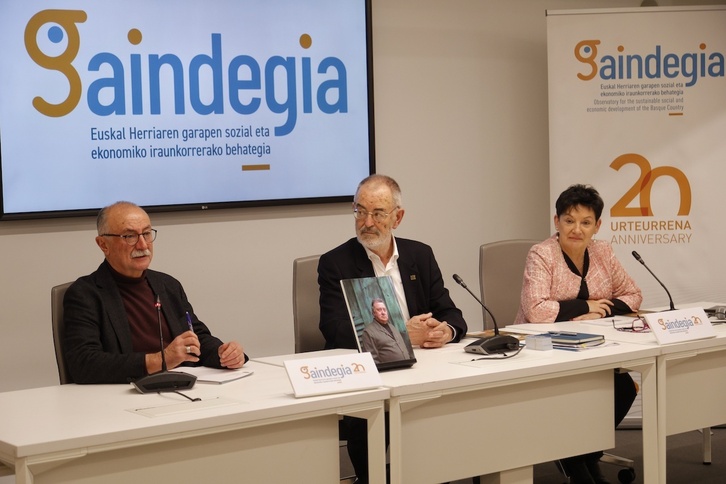 Xabier Oleaga, Iñaki Dorronsoro y Anjeles Iztueta, durante la presentación del informe de Gaindegia.