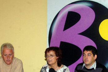 Jesús Urra, a la izquierda, junto a Milagros Rubio y Joseba Eceolaza, en una rueda de prensa de Batzarre en Iruñea en 2006.