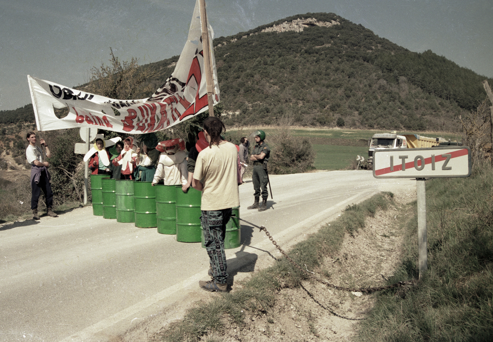 Un grupo de «flores humanas» bloquea el camino que lleva a las obras del pantano de Itoitz. (Joxe LACALLE/EGIN)