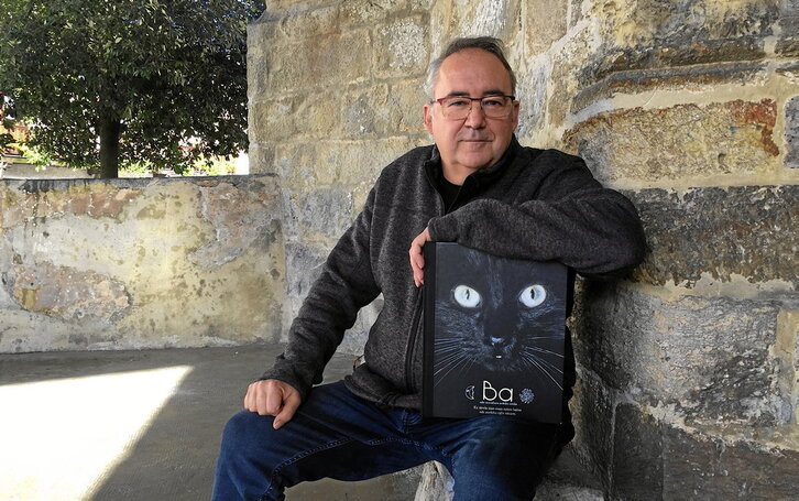 Gorka Garmendia, con su libro «BA, el equilibrio entre dos mundos», en la localidad guipuzcoana de Altzo, donde reside en la actualidad.