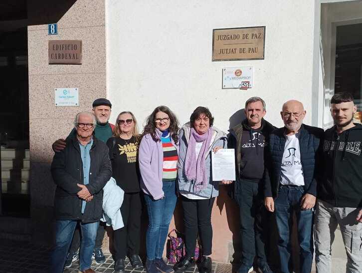 Los representantes de SMH, ante el juzgado de Burriana.