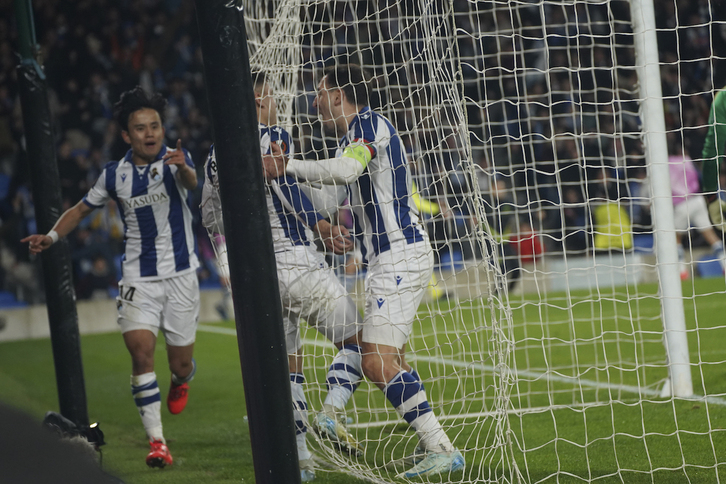 Kubo, Barrene y Oyarzabal celebran el primer gol de los realistas.