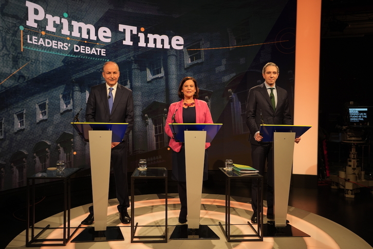 Micheal Martin (Fianna Fail), Mary Lou McDonald (Sinn Féin) y el actual primer ministro Simon Harris (Fine Gael), durante el debate en la TV irlandesa.