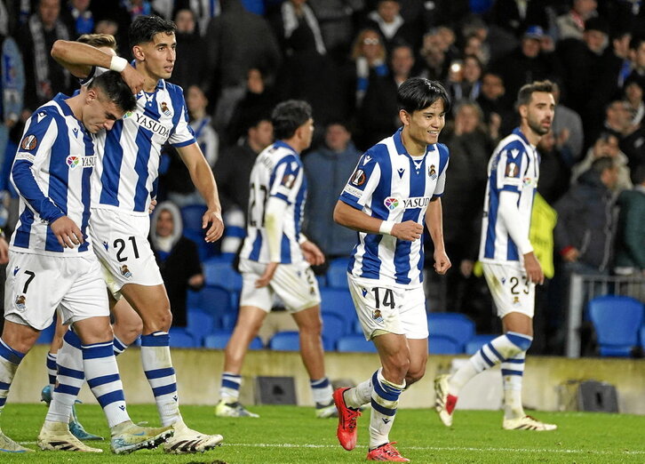 Barrenetxea recibe la felicitación de Aguerd tras marcar a pase de Kubo, a la derecha, que después puso el 2-0.