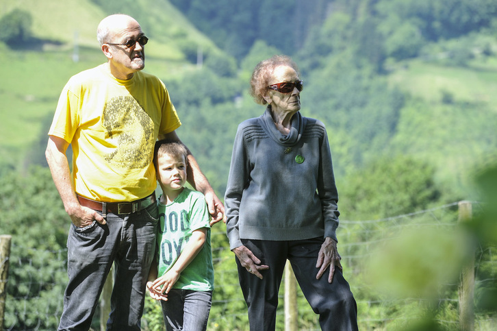 Celes, junto a su hijo Eneko y su nieto, en uno de los actos de recuerdo a José Miguel en el baserri familiar de Lizartza.