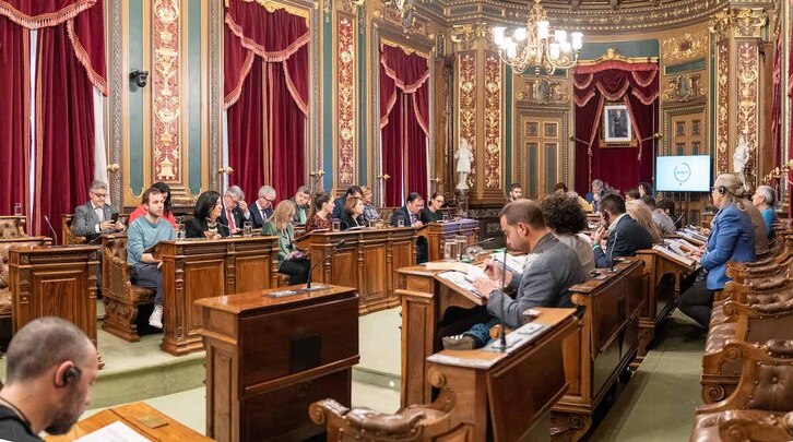 Pleno en el Ayuntamiento de Bilbo sobre los presupuestos de 2025.