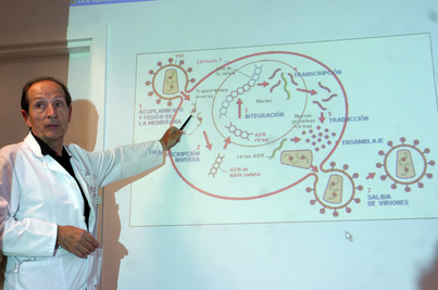 El investigador Julio Sola expone en Iruñea en 2008 los avances en el tratamiento del sida.