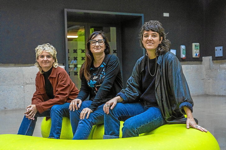 Laura Muelas y Leire San Martin, coordinadoras de Feministaldia y comisarias invitadas a Inmersiones. En medio, Cristina Arrazola-Oñate, coordinadora de la asamblea de Inmersiones y nuestra interlocutora en este reportaje. Foto: Gorka Rubio|FOKU