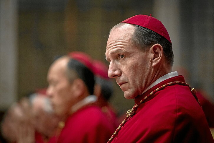 Ralph Fiennes interpreta al cardenal Lawrence en la película «Cónclave» y es el encargado de supervisar la elección del nuevo Papa. Fotografía: Focus Features