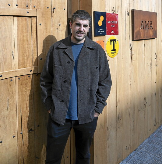 Javi Rivero, en la puerta del restaurante AMA de Tolosa, que regenta junto a Gorka Rico.