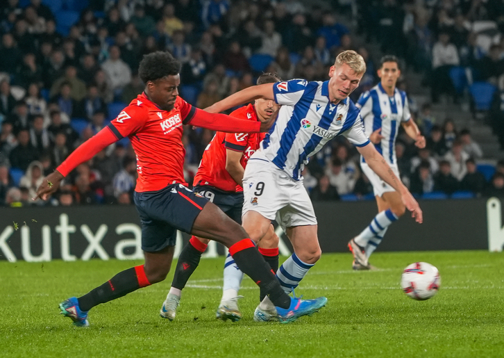 Boyomo corta el paso a Oskarsson en el partido de Anoeta.