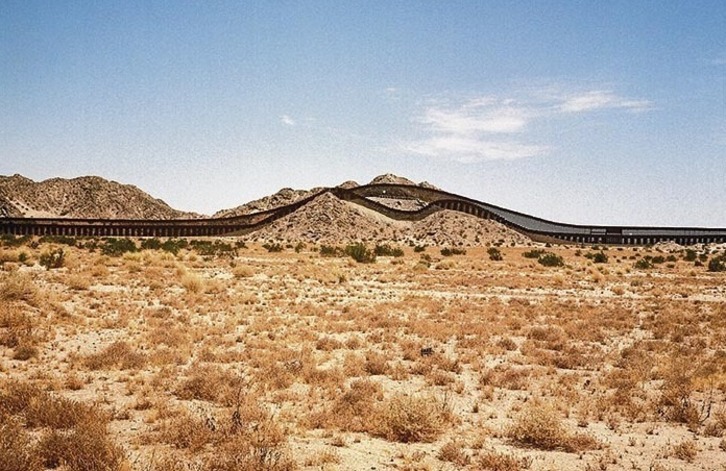 Imagen del muro de separación entre México y Estados Unidos, una construcción que se adecúa a la orografía, pase por donde pase. 